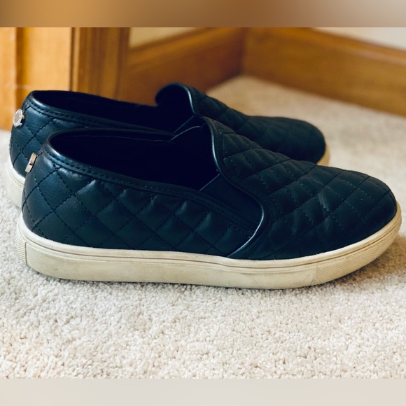 Steve Madden ECENTRCQ black quilted leather slip-on shoes size 7.5W - Picture 3 of 5